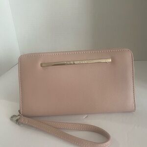 👛👛CLEARANCE👛👛Steve Madden Pink Clutch Wristlet with Metallic Detail